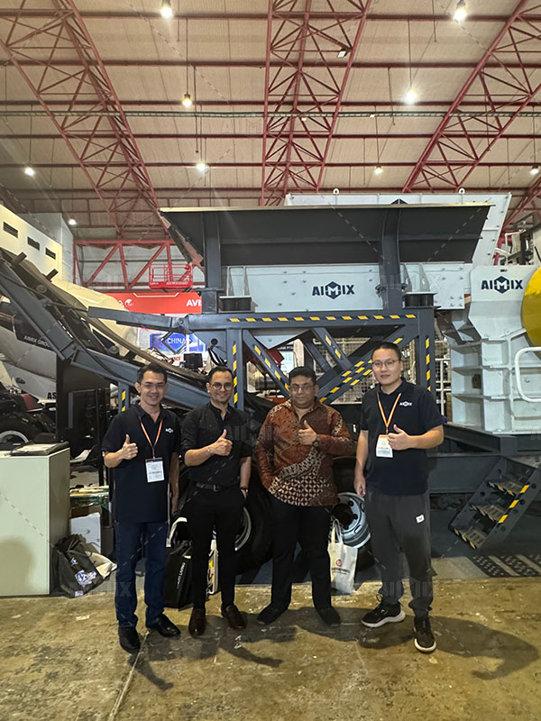 Indonesian customer learnt about our small portable jaw crusher machine in EXPO